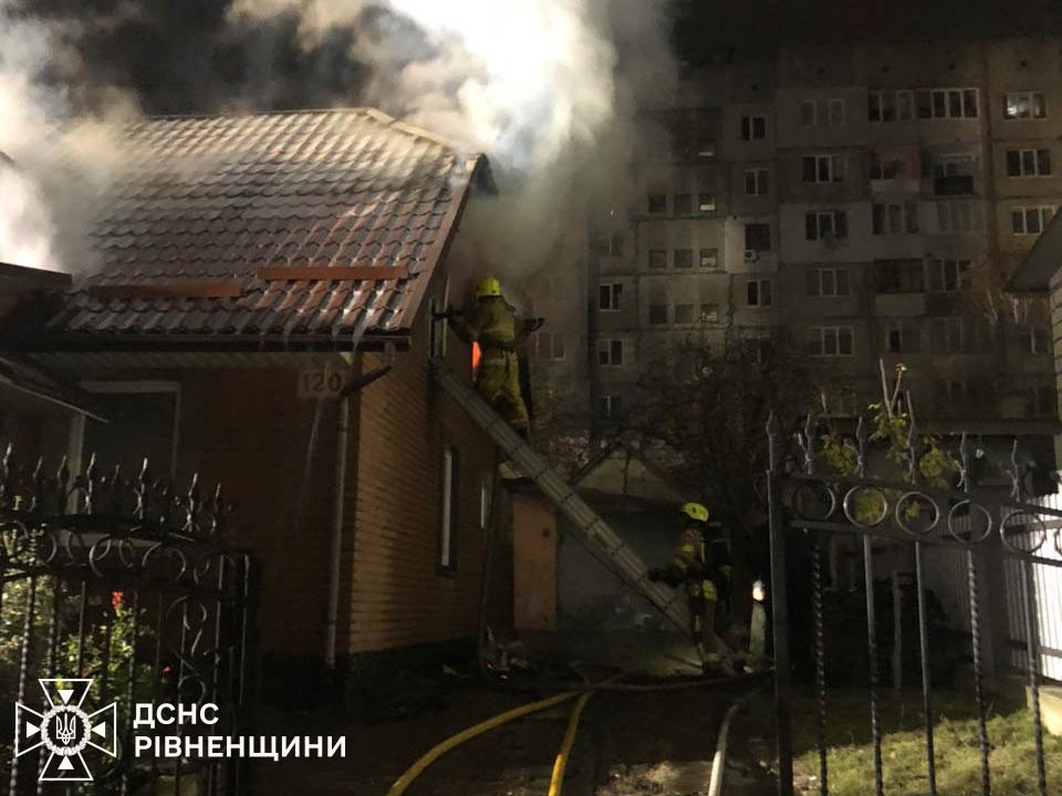 У Рівному кілька годин горів будинок (ФОТО)